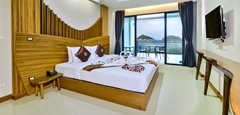 Deluxe Poolside Seaview Room